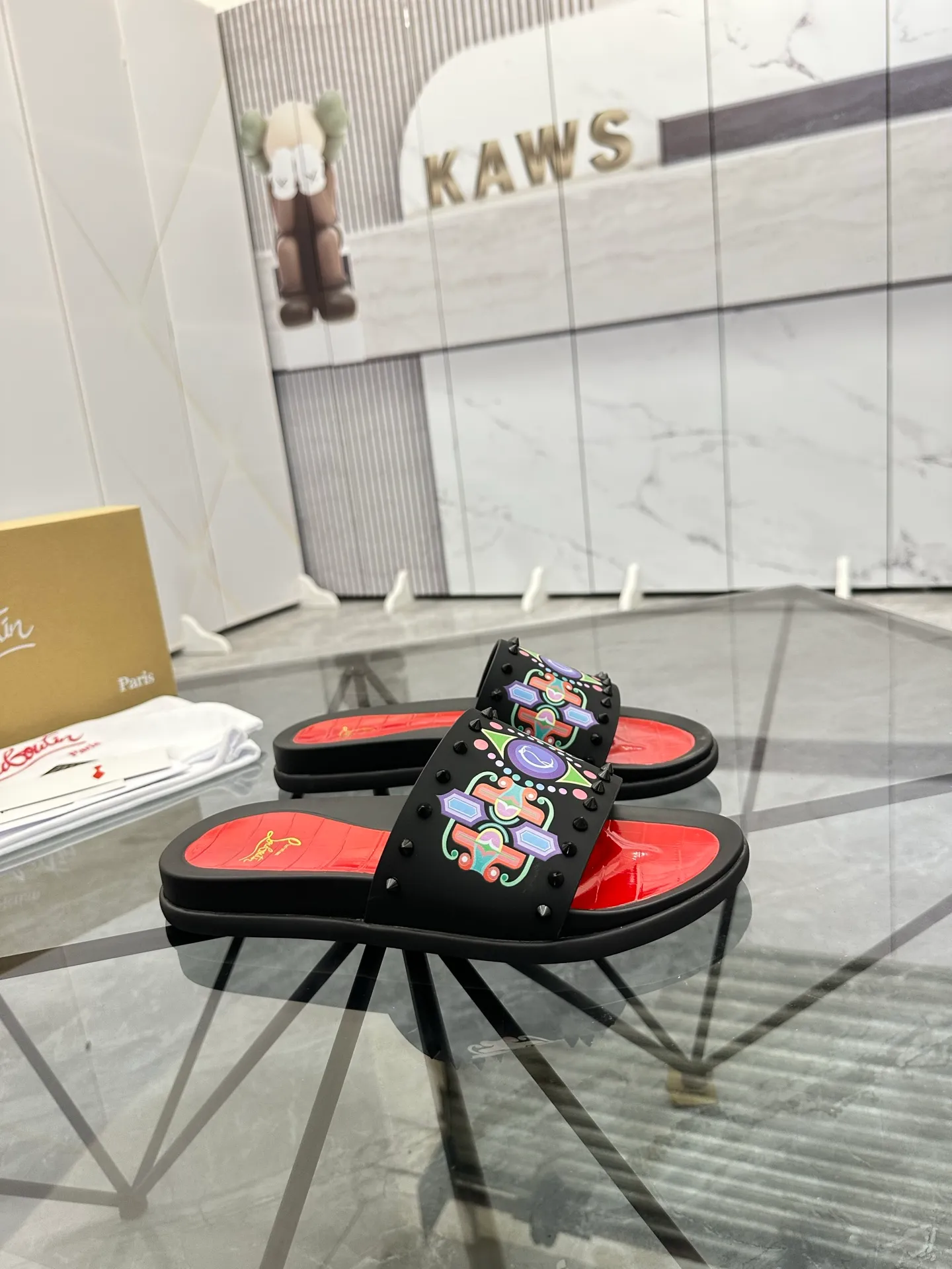 Men's shoes: 💰P340¥ Product trademark: CL red-soled shoes* "CL*" slippers Regular size: 38-44 (men's 45.46 can be customized) Product materials: imported cowhide upper, professional 5D craftsmanship, high-end rivets, sheepskin lining, original outsole. Number: 789